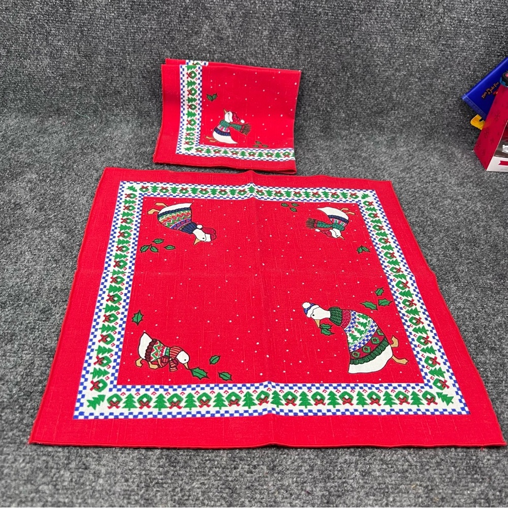 Vtg 2 Sunweave Christmas Goose Geese  Red 16” Square Cloth Napkins Country